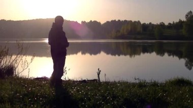 Bir adam sabah sisinin fotoğrafını çekiyor. Sıcak yaz manzarası.