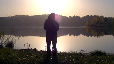 Bir adam sabah sisinin fotoğrafını çekiyor. Sıcak yaz manzarası.
