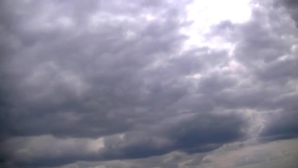 Cumulus nuages flottent à travers un ciel bleu clair .