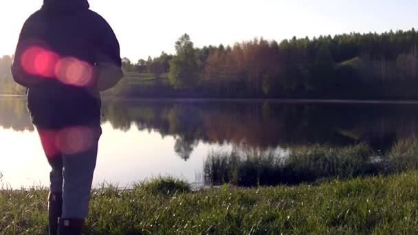 Een Man Fotografeert Ochtendmist Warm Zomerlandschap — Stockvideo