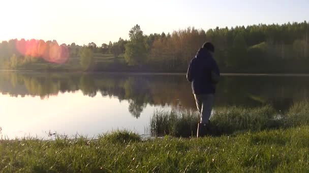 Ein Mann Fotografiert Den Morgennebel Warme Sommerlandschaft — Stockvideo