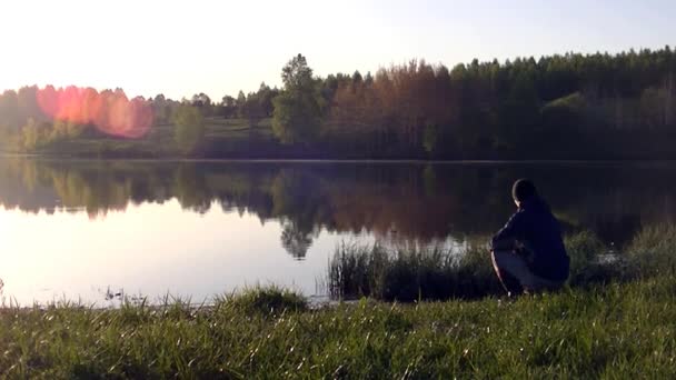 Mężczyzna Fotografuje Poranną Mgłę Ciepły Letni Krajobraz — Wideo stockowe