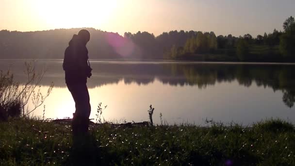 Мужчина Фотографирует Утренний Туман Теплый Летний Пейзаж — стоковое видео