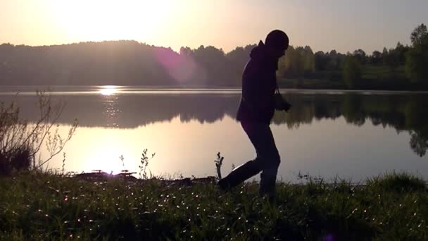 Bir Adam Sabah Sisinin Fotoğrafını Çekiyor Sıcak Yaz Manzarası — Stok video