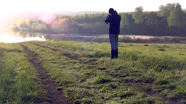 Uomo Fotografa Nebbia Mattutina Caldo Paesaggio Estivo — Video Stock