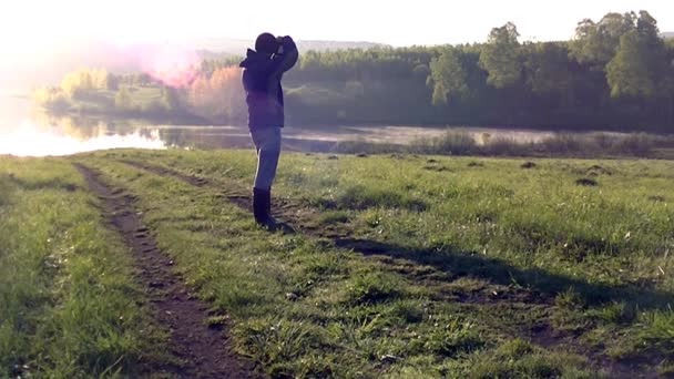 Mężczyzna Fotografuje Poranną Mgłę Ciepły Letni Krajobraz — Wideo stockowe
