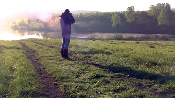 Чоловік Фотографує Ранковий Туман Теплий Літній Пейзаж — стокове відео
