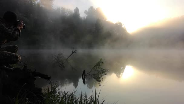 Мужчина Фотографирует Утренний Туман Теплый Летний Пейзаж — стоковое видео