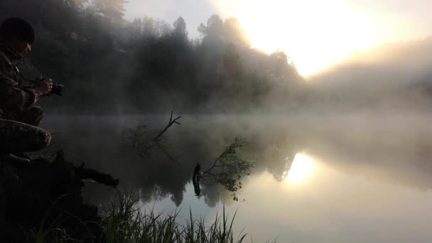 Мужчина Фотографирует Утренний Туман Теплый Летний Пейзаж — стоковое видео