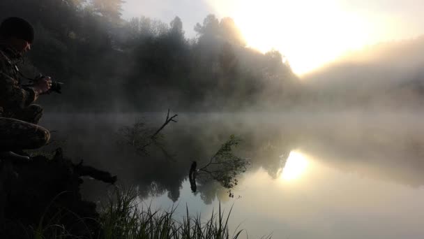 Мужчина Фотографирует Утренний Туман Теплый Летний Пейзаж — стоковое видео