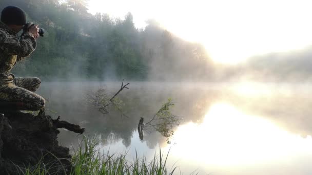 Een Man Fotografeert Ochtendmist Warm Zomerlandschap — Stockvideo