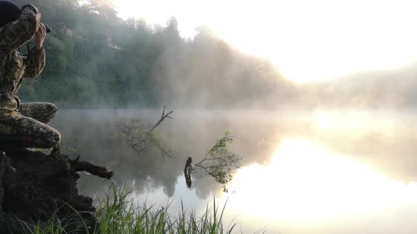 Homem Fotografa Nevoeiro Manhã Paisagem Quente Verão — Vídeo de Stock