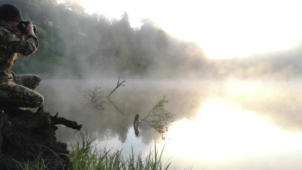 朝の霧を写真に撮ってる 暖かい夏の風景 — ストック動画