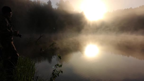 Een Man Fotografeert Ochtendmist Warm Zomerlandschap — Stockvideo