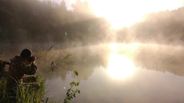 Ein Mann Fotografiert Den Morgennebel Warme Sommerlandschaft — Stockvideo