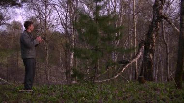 Bir adam sabah sisinin fotoğrafını çekiyor. Sıcak yaz manzarası.