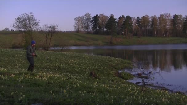 Een Man Fotografeert Ochtendmist Warm Zomerlandschap — Stockvideo