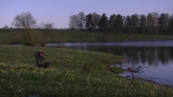 Мужчина Фотографирует Утренний Туман Теплый Летний Пейзаж — стоковое видео