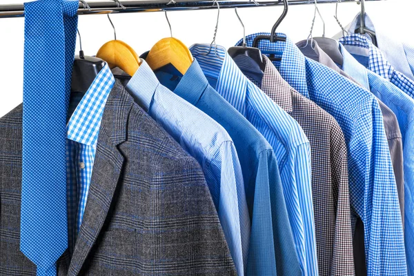 Camisas en perchas. traje de hombre — Foto de Stock