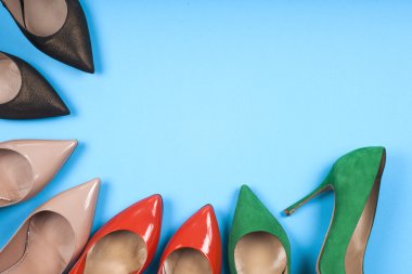 farklı ayakkabı ışık arka plan üzerinde. Metin için yer kopyalayın.