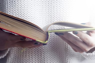 Genç kız açık bir eski kitap okuma. Bilgi, bilim. Tonlu görüntü.