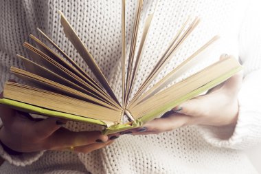 Genç kız açık bir eski kitap okuma. Bilgi, bilim. Tonlu görüntü.