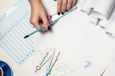 Taslak üzerinde çalışan bir mimar.