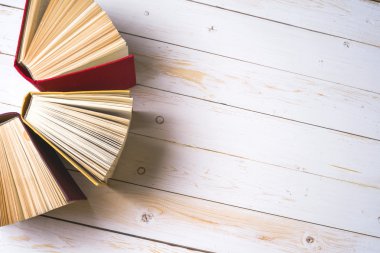 Bir daire içinde parlak renkli ciltli kitapların Üstten Görünüm.