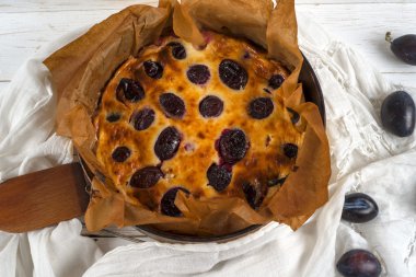 kahverengi bir tabloda erikli kek