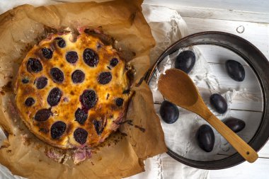 kahverengi bir tabloda erikli kek