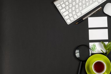 Ofis siyah masa, beyaz bilgisayar, malzemeler..