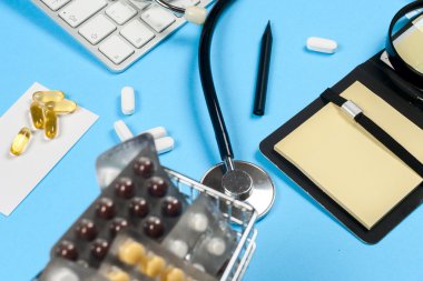 Hapları ve bir stetoskop tıbbi rapor.