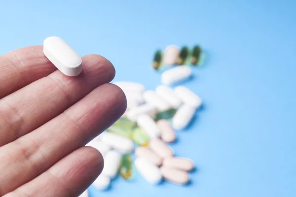 Lek tabletki lub kapsułki w ręku — Zdjęcie stockowe