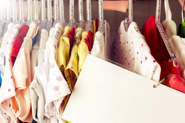 Conjunto de ropa para niños en perchas. Compras. — Foto de Stock