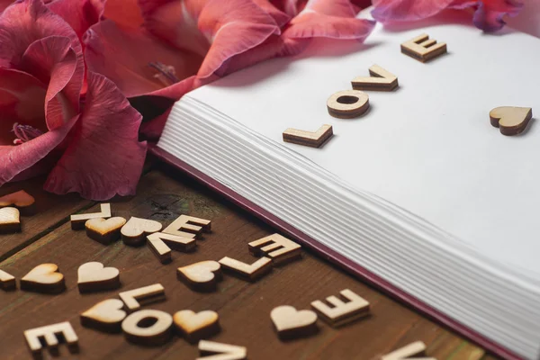 Livro aberto na mesa de luz . — Fotografia de Stock