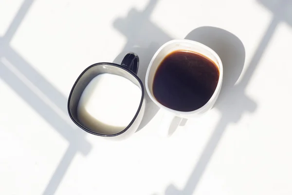 Schwarz-weiße Tasse Milch, Kaffee auf natürlichem Hintergrund, Draufsicht — Stockfoto
