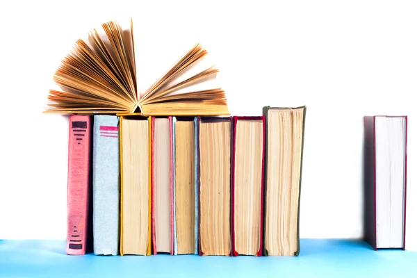 Open boek, stapel kleurrijke hardback boeken op Lichttafel. Terug naar school. Ruimte voor tekst kopiëren — Stockfoto