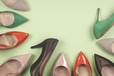 farklı ayakkabı ışık arka plan üzerinde. Metin için yer kopyalayın.