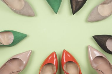 farklı ayakkabı ışık arka plan üzerinde. Metin için yer kopyalayın.