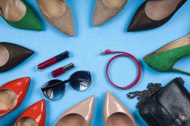 Kadın aksesuarları ve açık renkli üzerinde ayakkabı. Üstten Görünüm.