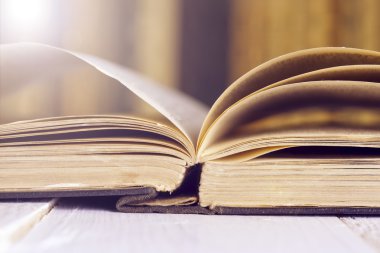 Ahşap tahtalar üzerine kitabı soyut ışık arkaplanı üzerinde aç