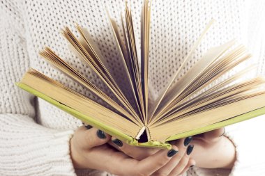 Genç kız açık bir eski kitap okuma. Bilgi, bilim. Tonlu görüntü.