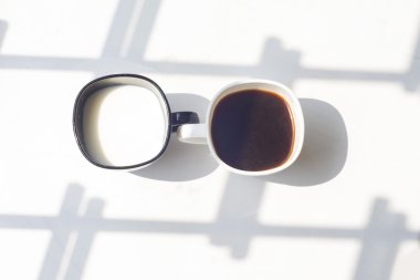 süt, doğal arka planda, üstten görünüm kahve, siyah ve beyaz fincan