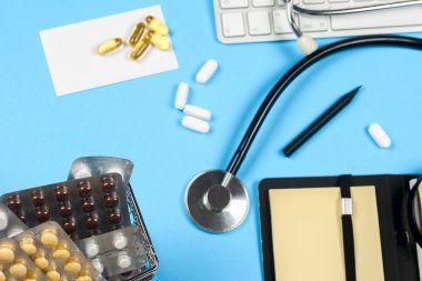 Hapları ve bir stetoskop tıbbi rapor.