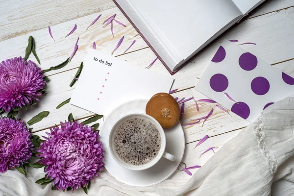 Word Ontspan met kopje koffie en roze bloemen — Stockfoto