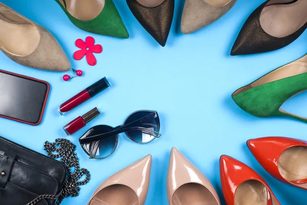 Kadın aksesuarları ve açık renkli üzerinde ayakkabı. Üstten Görünüm.