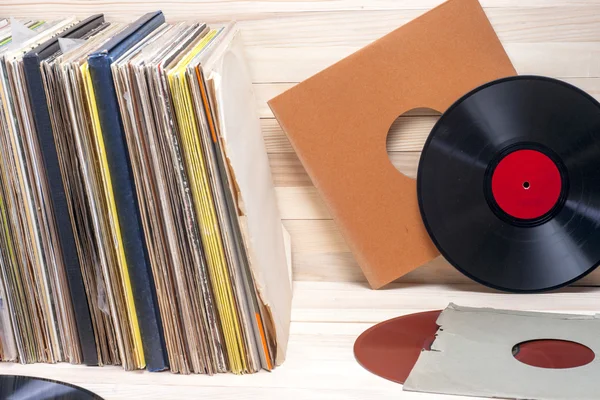 Vinyl records collectie doorbladeren. Achtergrond muziek. Kopiëren van ruimte — Stockfoto