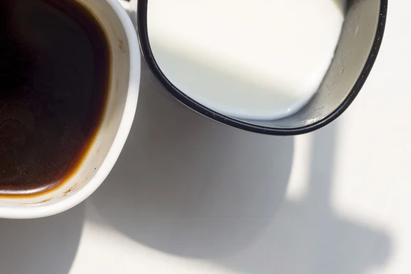 Hitam dan putih cangkir susu, kopi di latar belakang alam, top view — Stok Foto