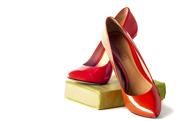 Sapatos femininos brilhantes e multicoloridos em saltos altos — Fotografia de Stock