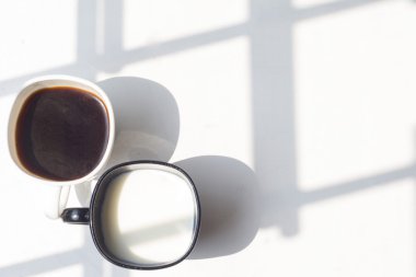 süt, doğal arka planda, üstten görünüm kahve, siyah ve beyaz fincan